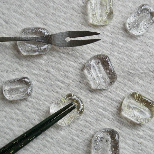 Aderia-Handmade-Glass-and-Platinum-Foil-Chopsticks-Rest-4-2025-09-18T07:19:18.693Z.jpg
