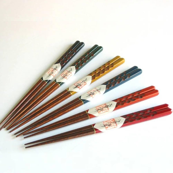 Isuke-Lacquered-Wooden-Japanese-Chopsticks-Traditional-Design-1-2026-03-11T06:16:19.706Z.jpg