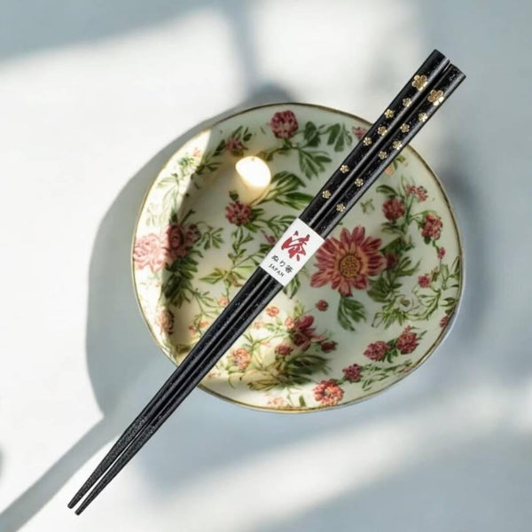 Isuke-Non-Slip-Lacquered-Wood-Japanese-Chopsticks-Black-and-Gold-2-2025-07-22T06:29:44.224Z.jpg