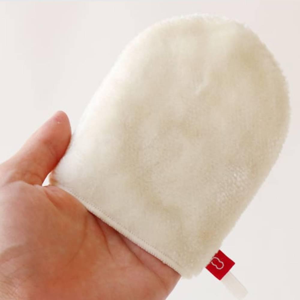 Kinuya-100%-Silk-Face-Cleansing-Mitten-Gentle-Exfoliating-Glove-1-2025-10-01T04:33:02.967Z.jpg
