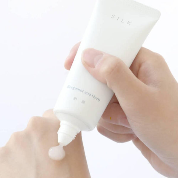Kinuya-Silk-Hand-Cream-With-Essential-Oil-Bergamot-and-Herb-50g-3-2025-10-01T04:43:25.881Z.jpg