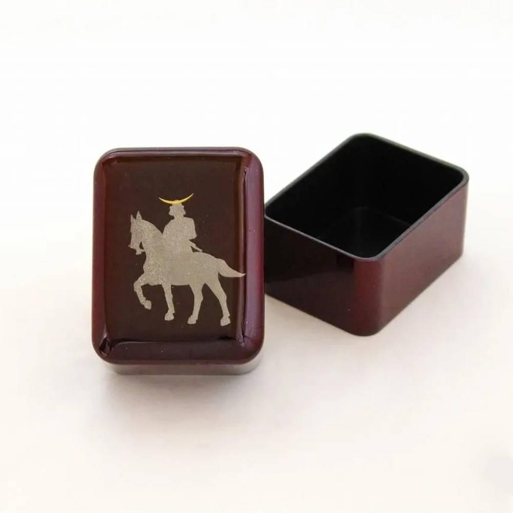 Red-Lacquered-Small-Case-Samurai-on-Horseback-Dolls-Design-1-2026-01-23T08:19:50.496Z.jpg