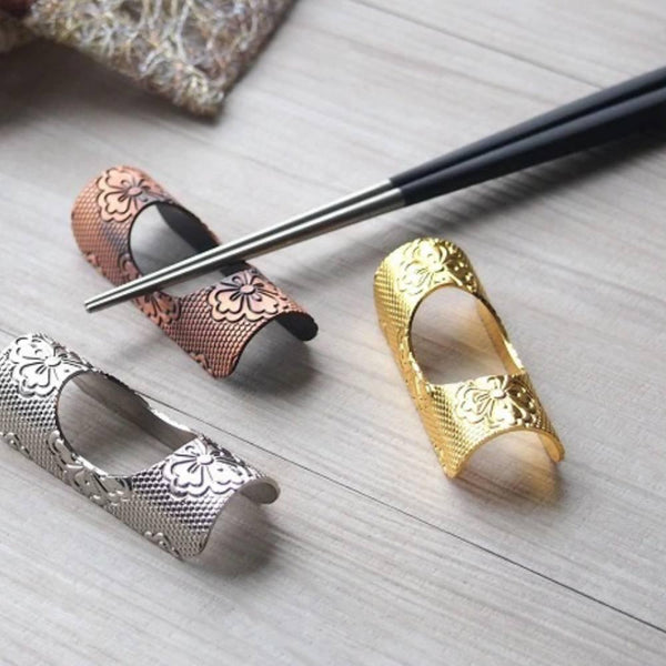 Tanabe-Elegant-Bronze-Chopstick-Rest-With-Traditional-Pattern-2-2025-06-06T08:07:56.715Z.jpg