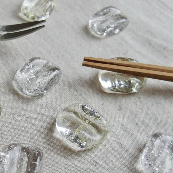 Aderia-Handmade-Glass-and-Gold-Leaf-Chopsticks-Rest-3-2025-09-18T07:19:18.670Z.jpg