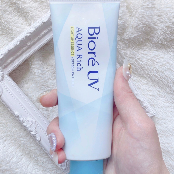 Biore-UV-Aqua-Rich-Light-Up-Essence-Sunscreen-SPF50+-PA++++-70g-4-2025-03-11T23:22:39.223Z.png