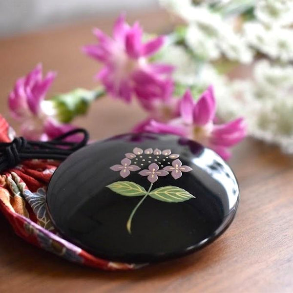 Miroir à main compact Isuke Miroir en laque à motif hortensia avec sac