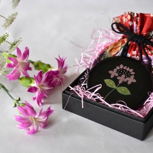Miroir à main compact Isuke Miroir en laque à motif hortensia avec sac