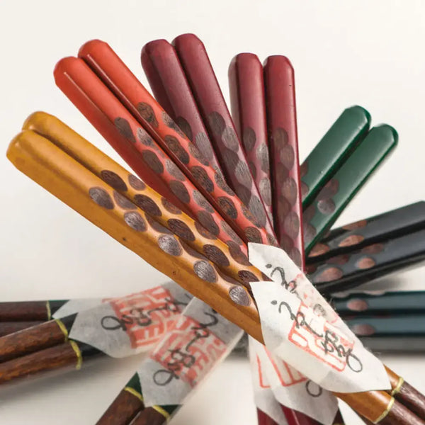 Isuke-Lacquered-Wooden-Japanese-Chopsticks-Traditional-Design-3-2026-03-11T06:16:19.705Z.webp