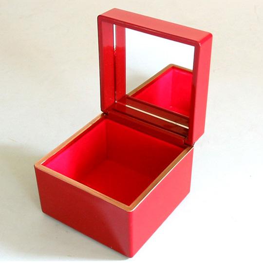 Isuke-Red-Lacquered-Jewelry-Box-With-Mirror-Maiko-Design-2-2026-03-11T08:01:16.498Z.jpg