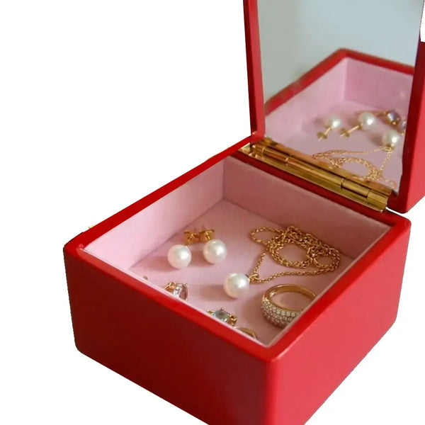 Isuke-Red-Lacquered-Jewelry-Box-With-Mirror-Maiko-Design-3-2026-03-11T08:01:16.498Z.webp