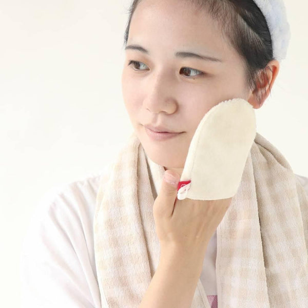 Kinuya-100%-Silk-Face-Cleansing-Mitten-Gentle-Exfoliating-Glove-2-2025-10-01T04:33:02.967Z.jpg