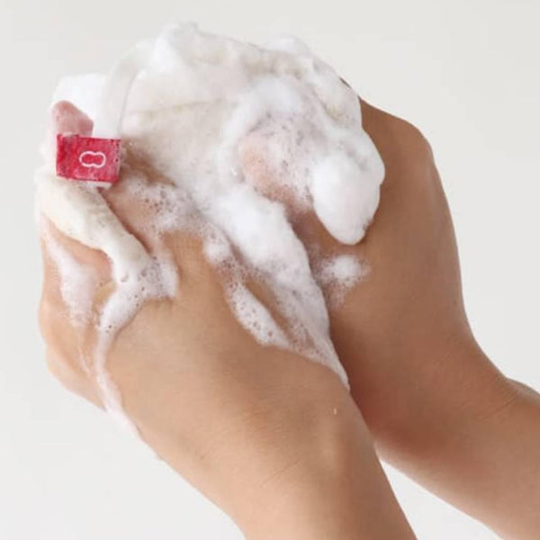 Kinuya-100%-Silk-Face-Cleansing-Mitten-Gentle-Exfoliating-Glove-3-2025-10-01T04:33:02.968Z.jpg