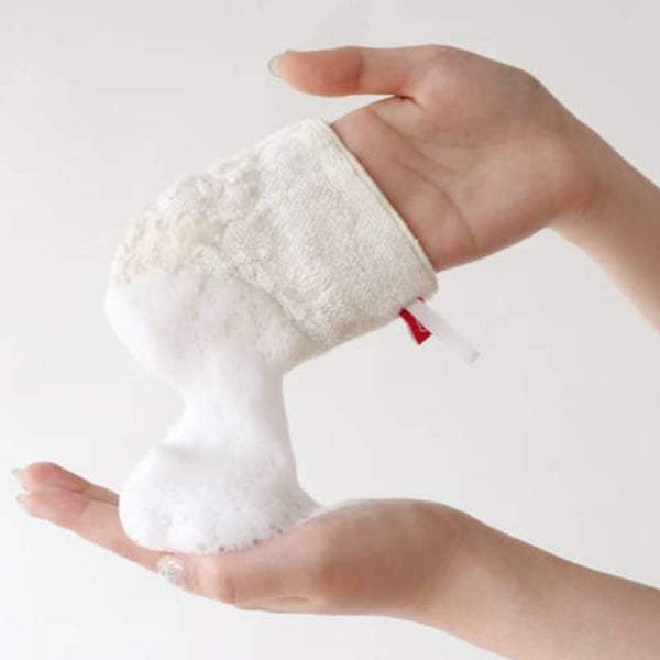 Kinuya-100%-Silk-Face-Cleansing-Mitten-Gentle-Exfoliating-Glove-4-2025-10-01T04:33:02.967Z.jpg