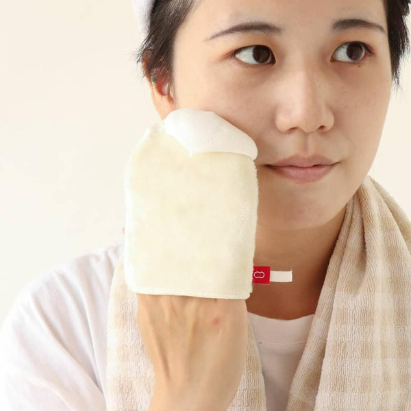 Kinuya-100%-Silk-Face-Cleansing-Mitten-Gentle-Exfoliating-Glove-5-2025-10-01T04:33:02.968Z.jpg