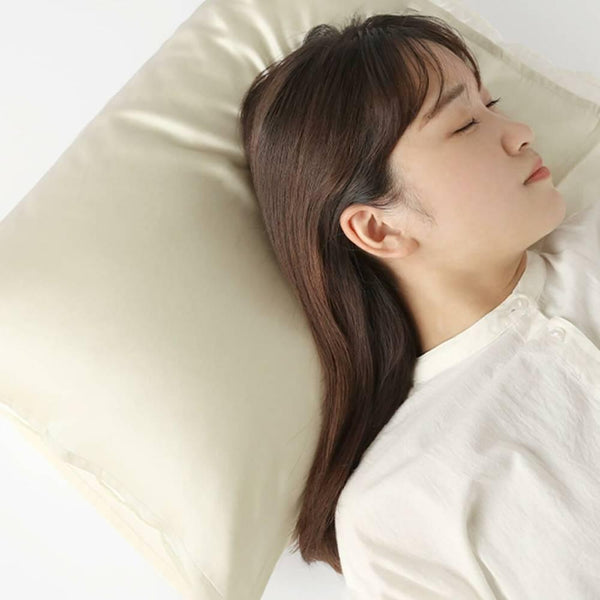 Kinuya-Gentle-Silk-Pillowcase-For-Hair-Protection-Off-White-45-x-55cm-2-2025-09-30T03:50:32.119Z.jpg