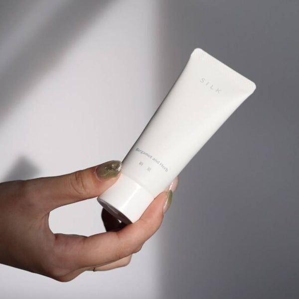 Kinuya-Silk-Hand-Cream-With-Essential-Oil-Bergamot-and-Herb-50g-4-2025-10-01T04:43:25.881Z.jpg