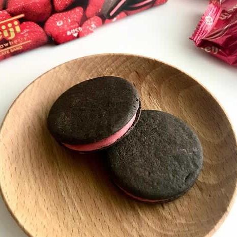 Meiji-Rich-Chocolate-Chocolate-Sand-Strawberry-Sandwich-Biscuits-Pack-of-5-3-2026-02-19T02:59:29.557Z.jpg