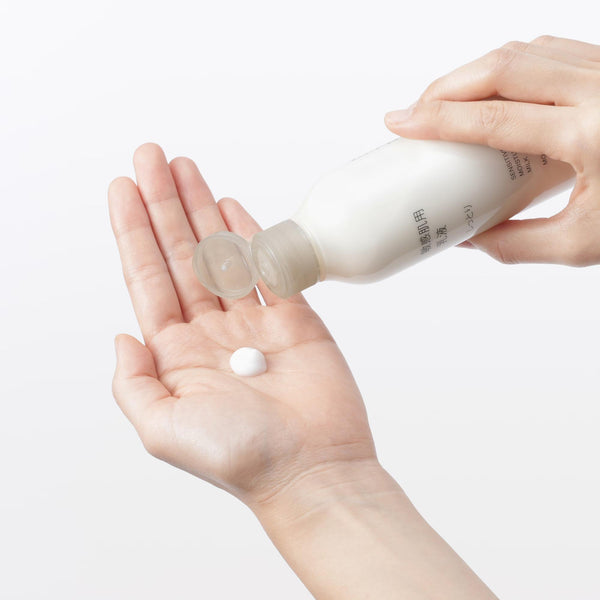Muji-Moisturizing-Emulsion-Milky-Lotion-for-Sensitive-Skin-200ml-3-2026-04-30T05:19:25.094Z.jpg