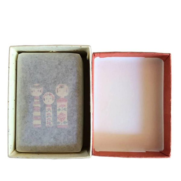 Red-Lacquered-Small-Case-Kokeshi-Wooden-Dolls-Design-2-2026-01-23T08:19:50.479Z.jpg