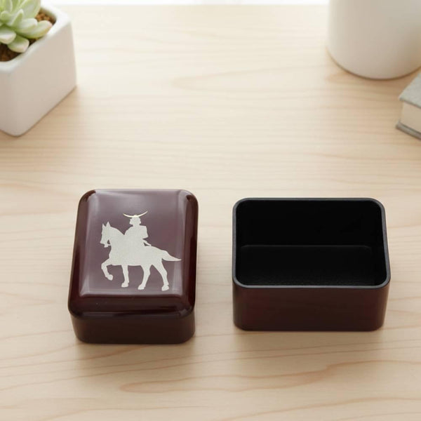 Red-Lacquered-Small-Case-Samurai-on-Horseback-Dolls-Design-3-2026-01-23T08:19:50.496Z.jpg