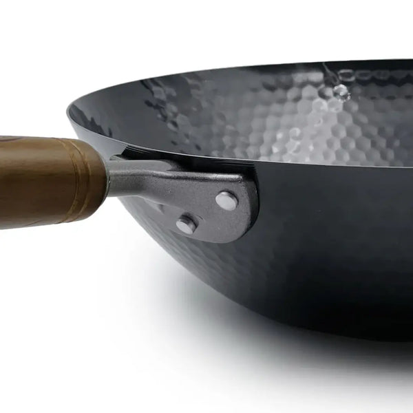 Wok de Pékin en fer martelé au diamant Summit avec manche en bois