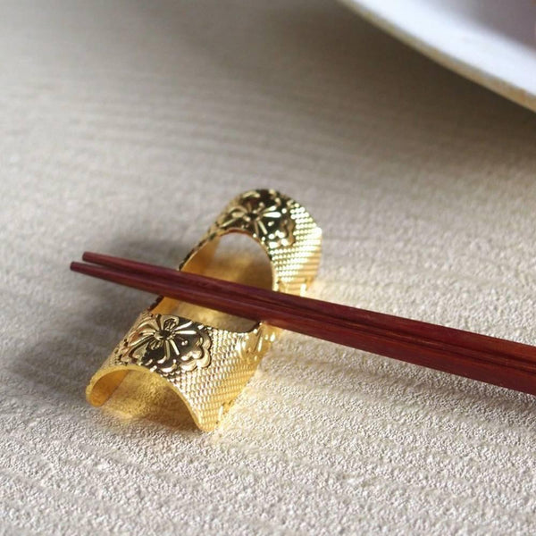Tanabe-Elegant-Gold-Chopstick-Rest-With-Traditional-Pattern-2-2025-06-06T08:18:23.181Z.jpg