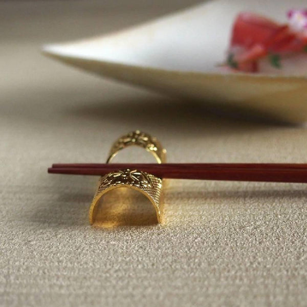 Tanabe-Elegant-Gold-Chopstick-Rest-With-Traditional-Pattern-3-2025-06-06T08:18:23.182Z.jpg